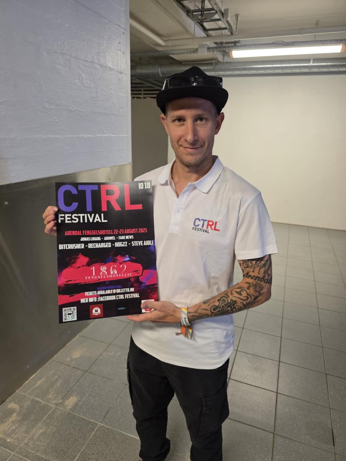 CTRL-arrangør med festivalplakat på Fengselshotellet